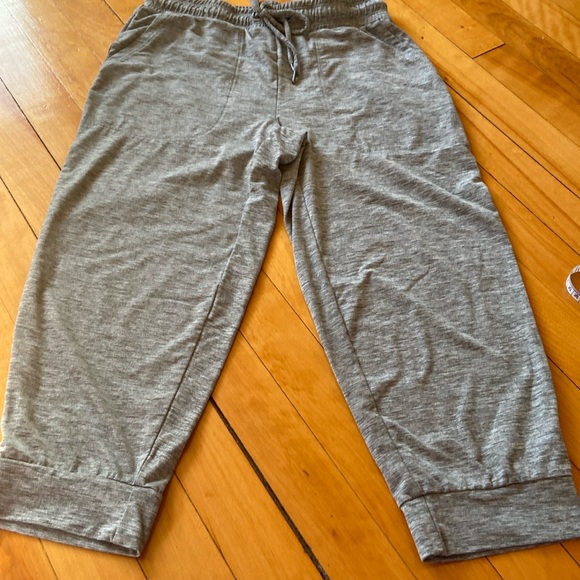 FREE with any purchase! Cropped lightweight joggers Hyba XS - Picture 1 of 6